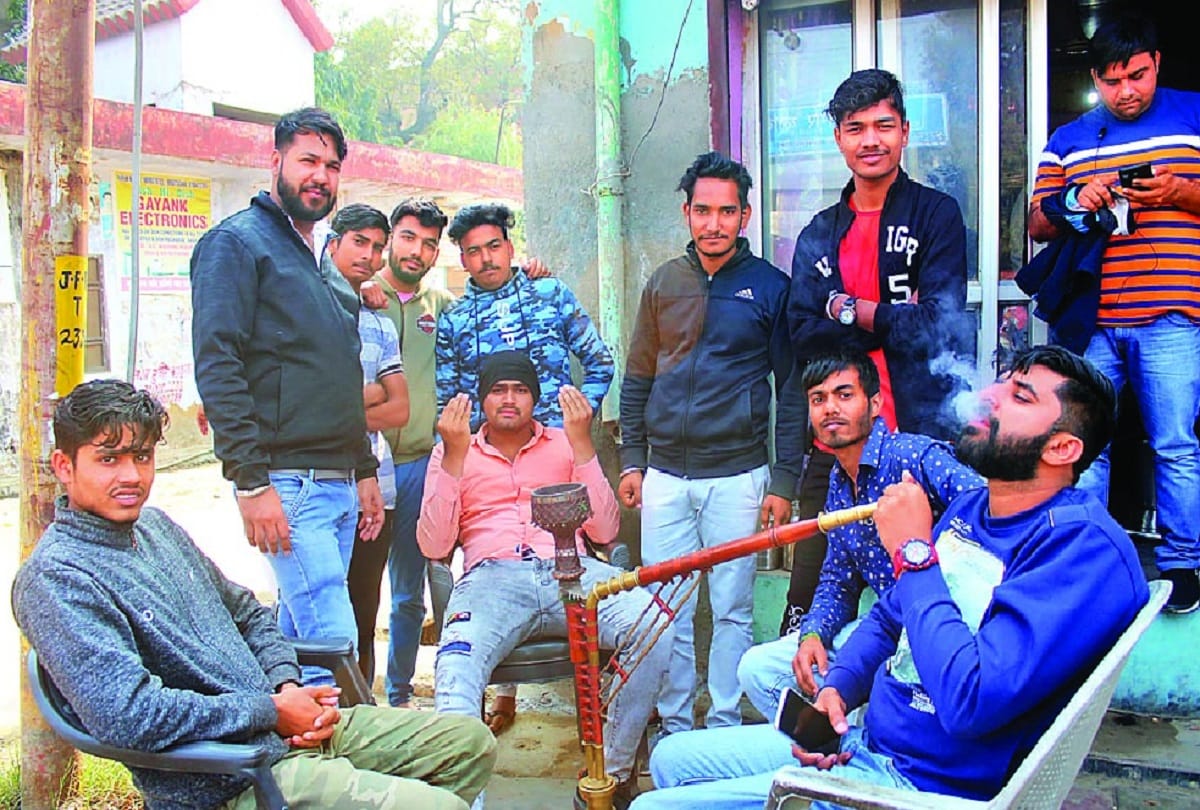 The caste equation flew in the air with hookah smoke in delhi election
