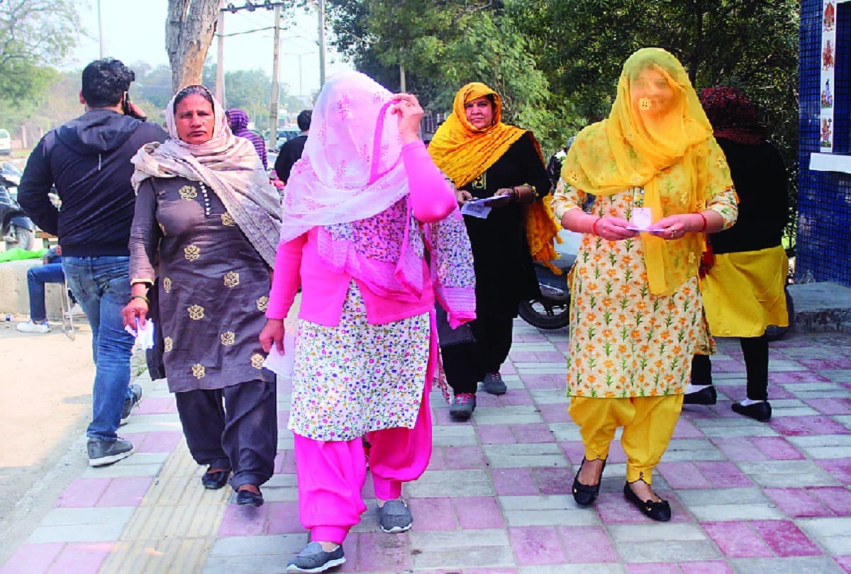 Women came out to vote with a veil in delhi