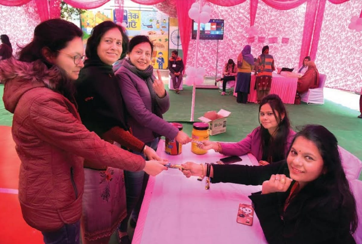 welcome of women voters with rose in delhi polls