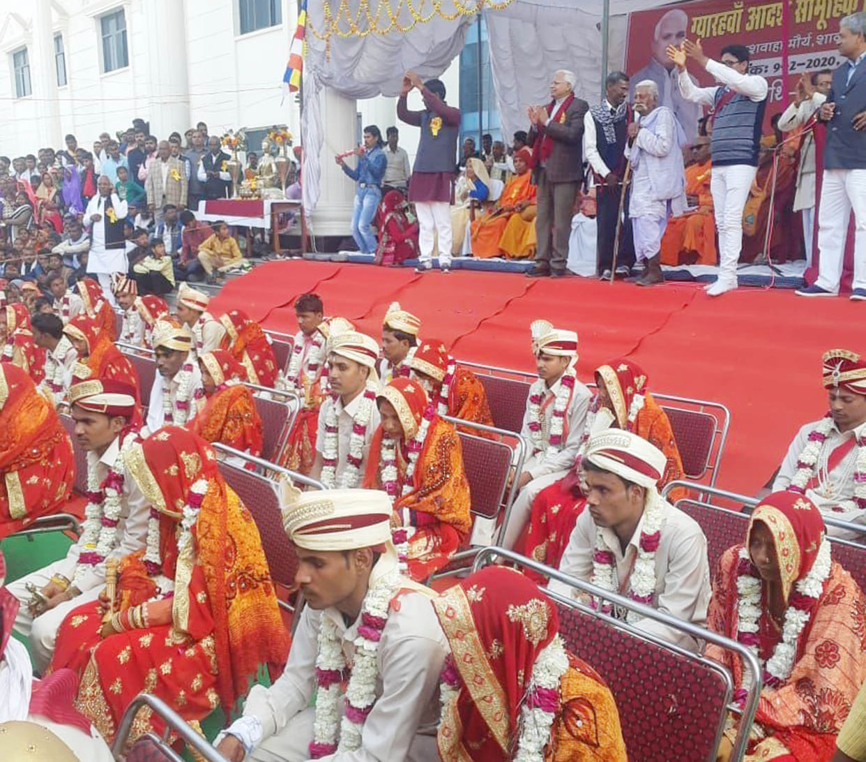 25 couples get married in the same pavilion