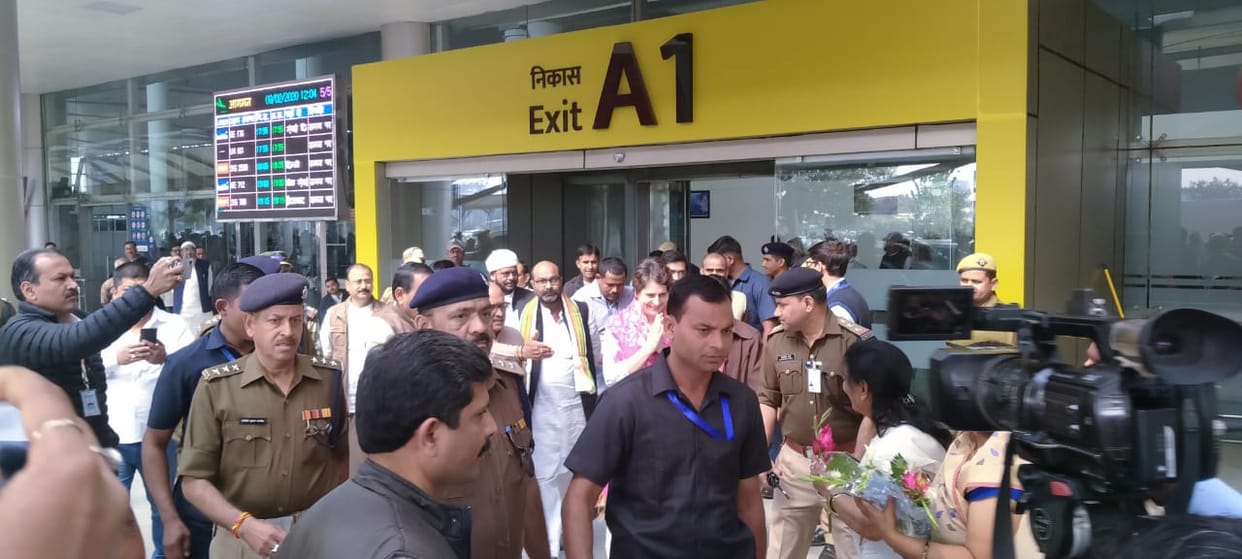 See from the eyes of photos, how Priyanka Gandhi won the day by meeting every girl