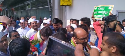 See from the eyes of photos, how Priyanka Gandhi won the day by meeting every girl