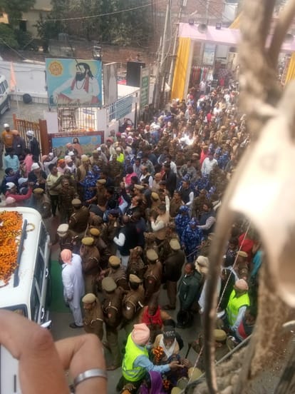See from the eyes of photos, how Priyanka Gandhi won the day by meeting every girl