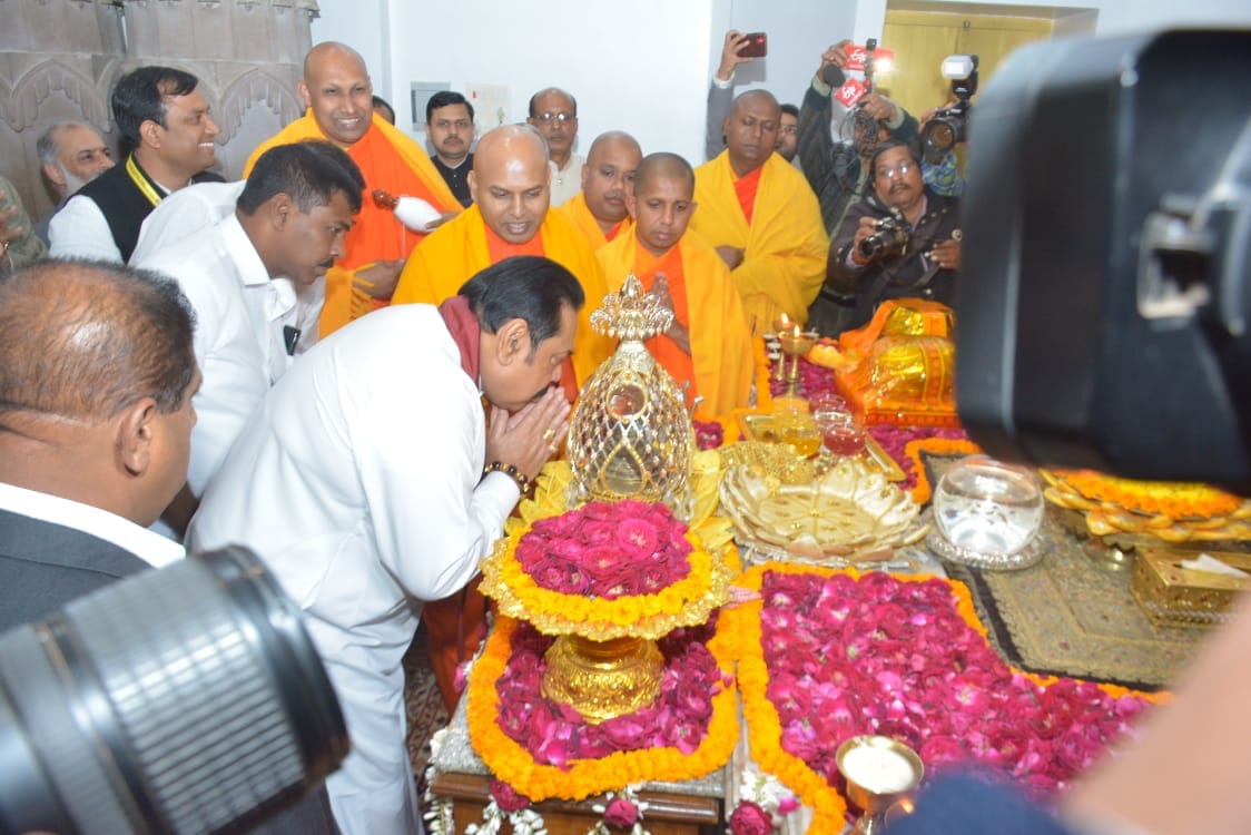 Look at the Photos of Sri Lankan PM's self-righteous devotion and unwavering faith in Hinduism