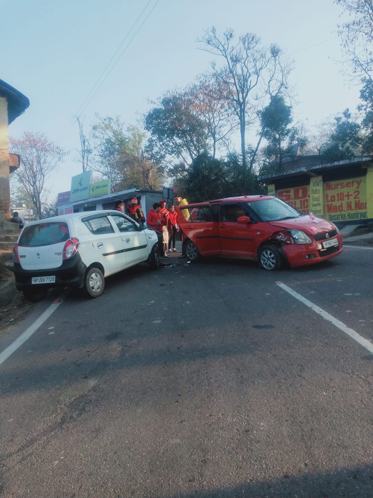 two car collide, six injured