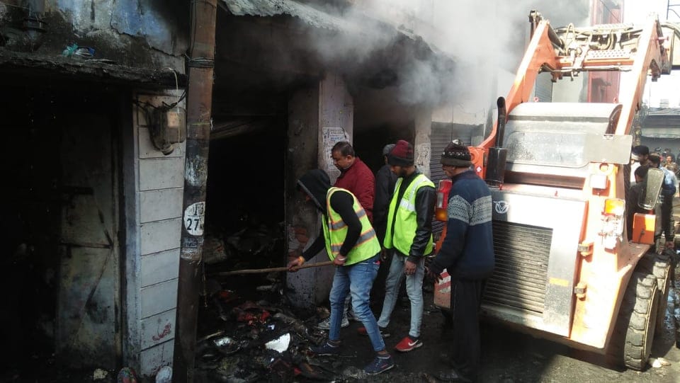 Dehradun: Fire Broke out in Pattal Store near darshani Gate