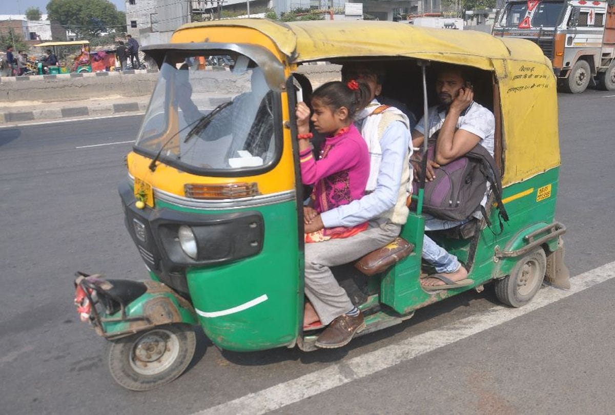 Auto Drivers Break Rules Of Passengers Agra