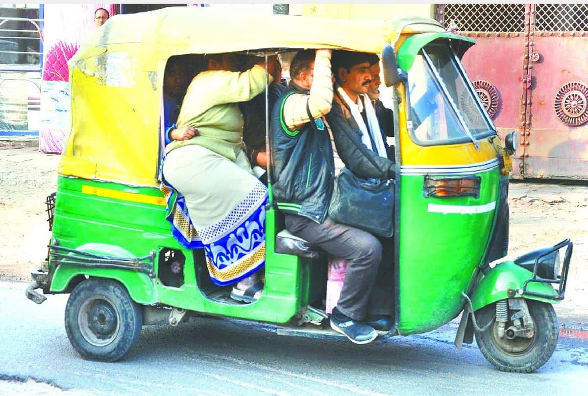 Auto Drivers Break Rules Of Passengers Agra