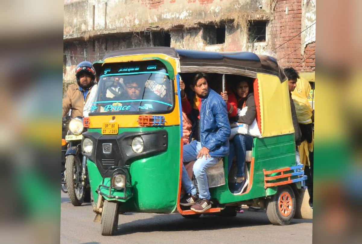 Auto Drivers Break Rules Of Passengers Agra