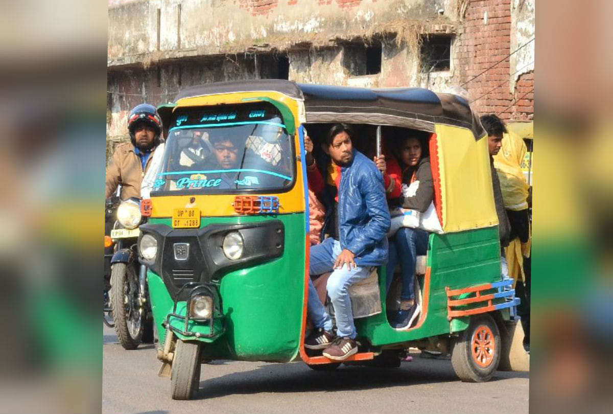 Auto Drivers Break Rules Of Passengers Agra