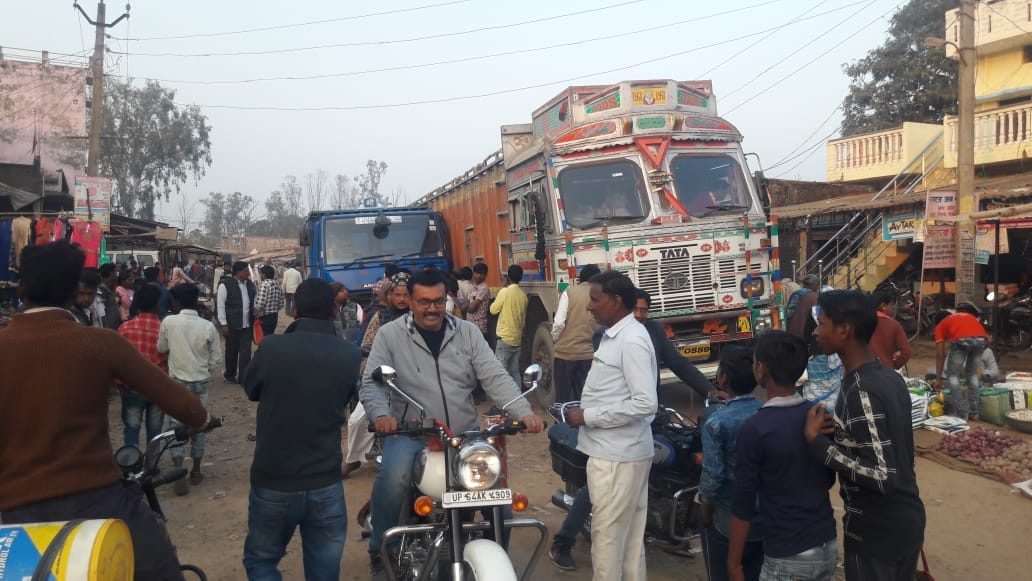 Two vehicles were stuck in the pit on the Kon-Vindamganj road for a quarter of an hour