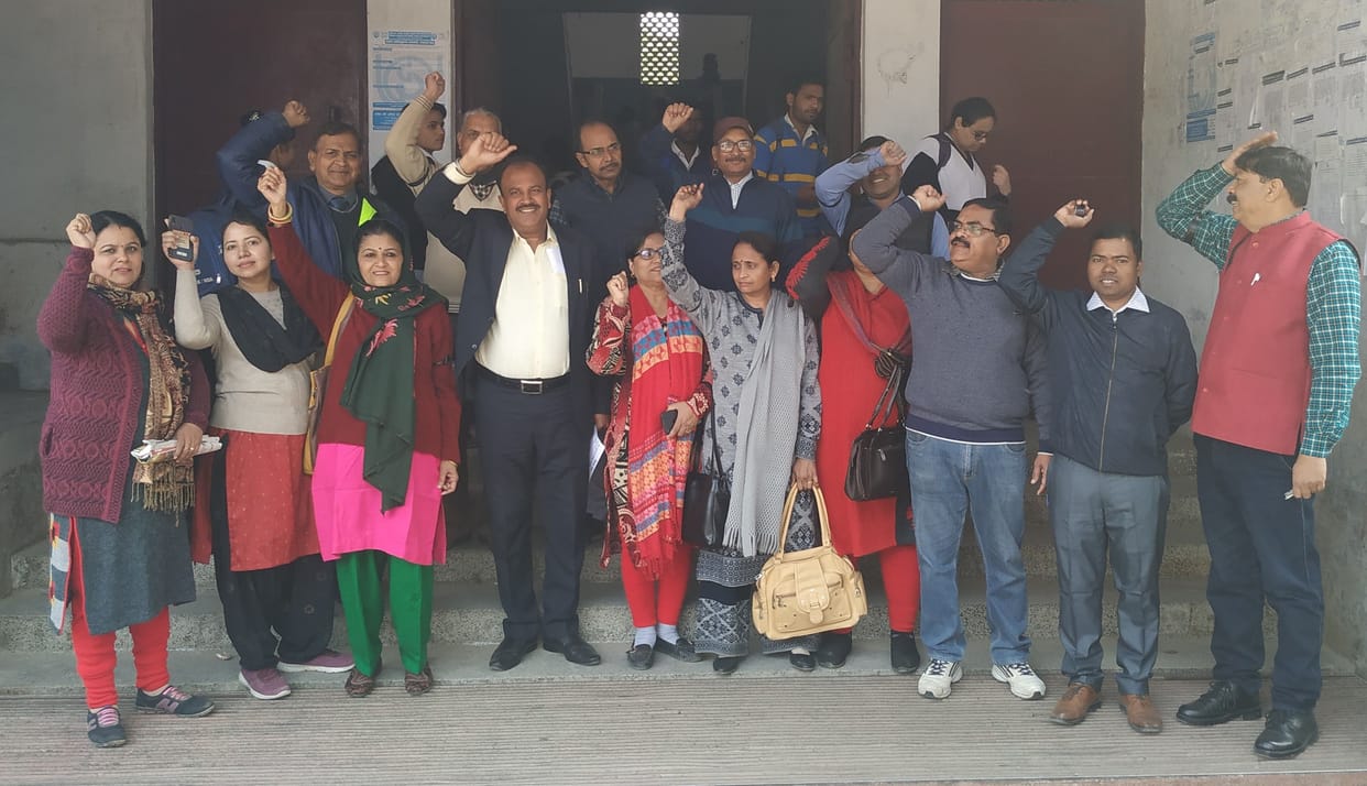 Hathras: Teachers protest by protesting against VC