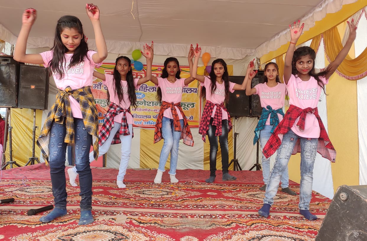 Girls tied to dance, qawwali