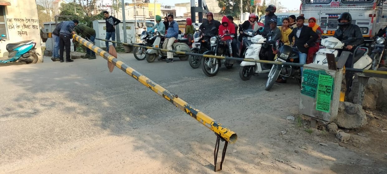 Hydraulic railway gate damaged by truck collision