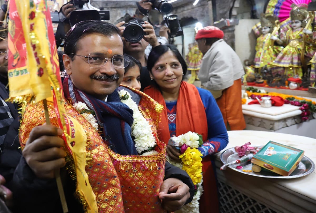 BJP-AAP tweet attack on Kejriwal visiting Hanuman temple