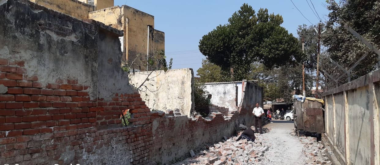 Wall of three houses of Kutra Colony collapsed