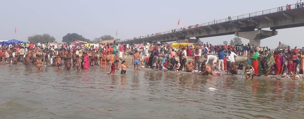 maaghee poornima par ganga mein lagaee aastha kee dubakee
