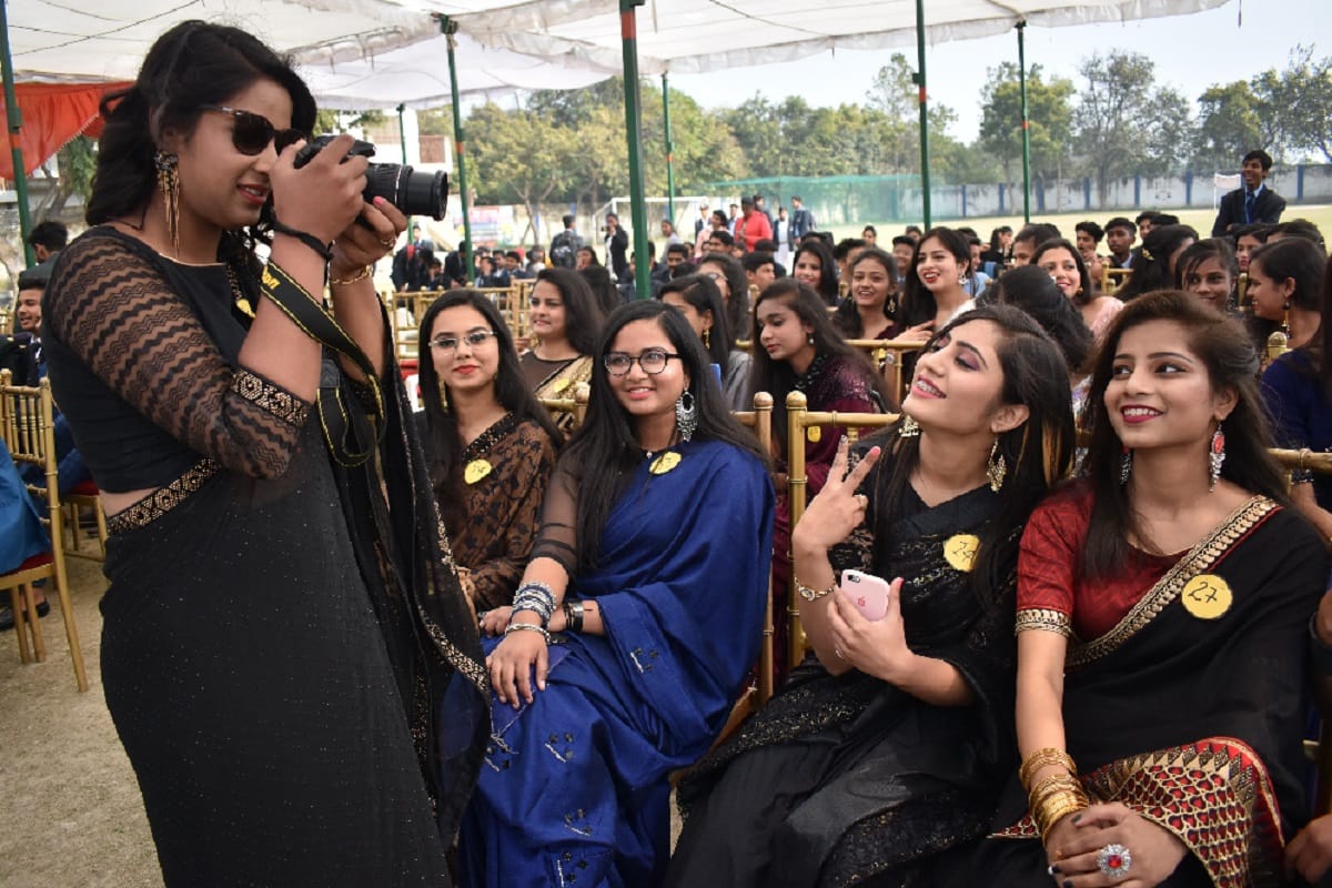 Farewell party in colleges of Meerut city and students have danced on songs