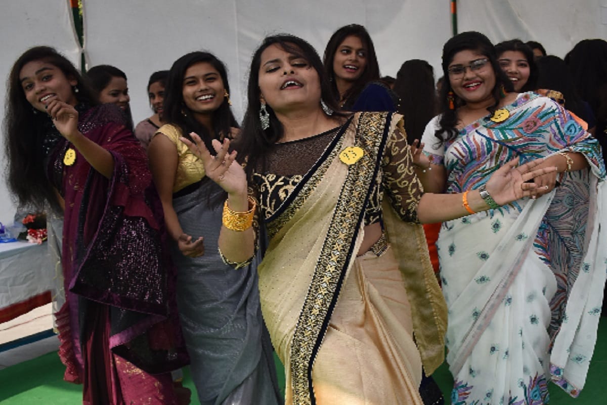 Farewell party in colleges of Meerut city and students have danced on songs