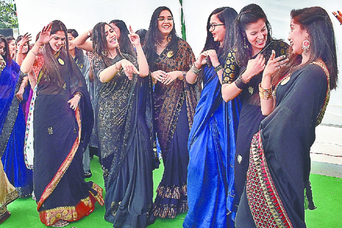 Farewell party in colleges of Meerut city and students have danced on songs