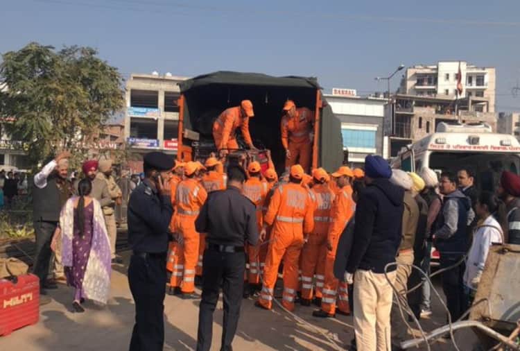 Building collapses in Punjab’s Kharar, People helped in rescue operation