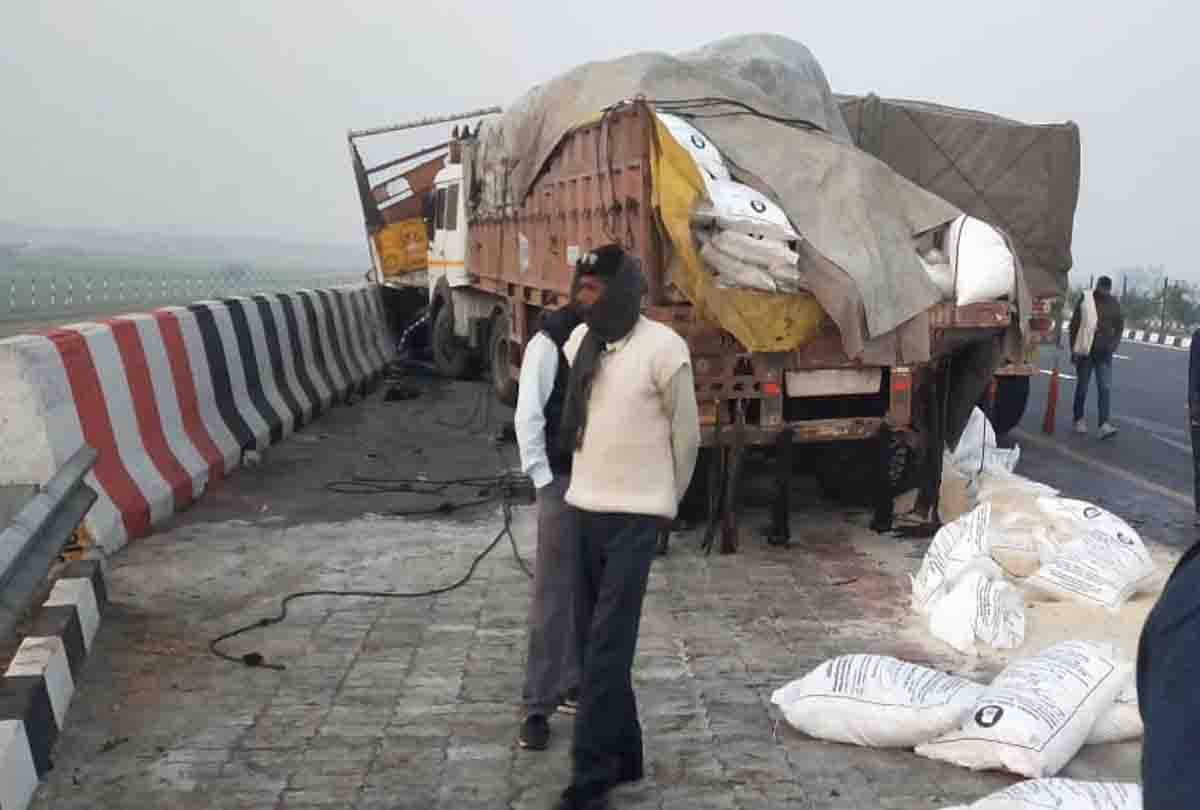 Three trucks collided on the Agra-Lucknow Expressway, one injured