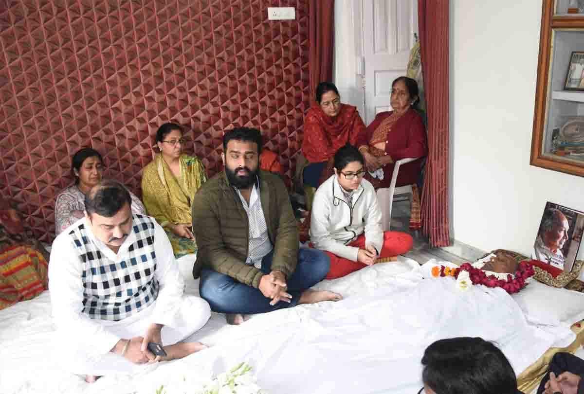 Anish, the son of Padma Shri Giriraj told that father held my and mother's hand and then calmed down