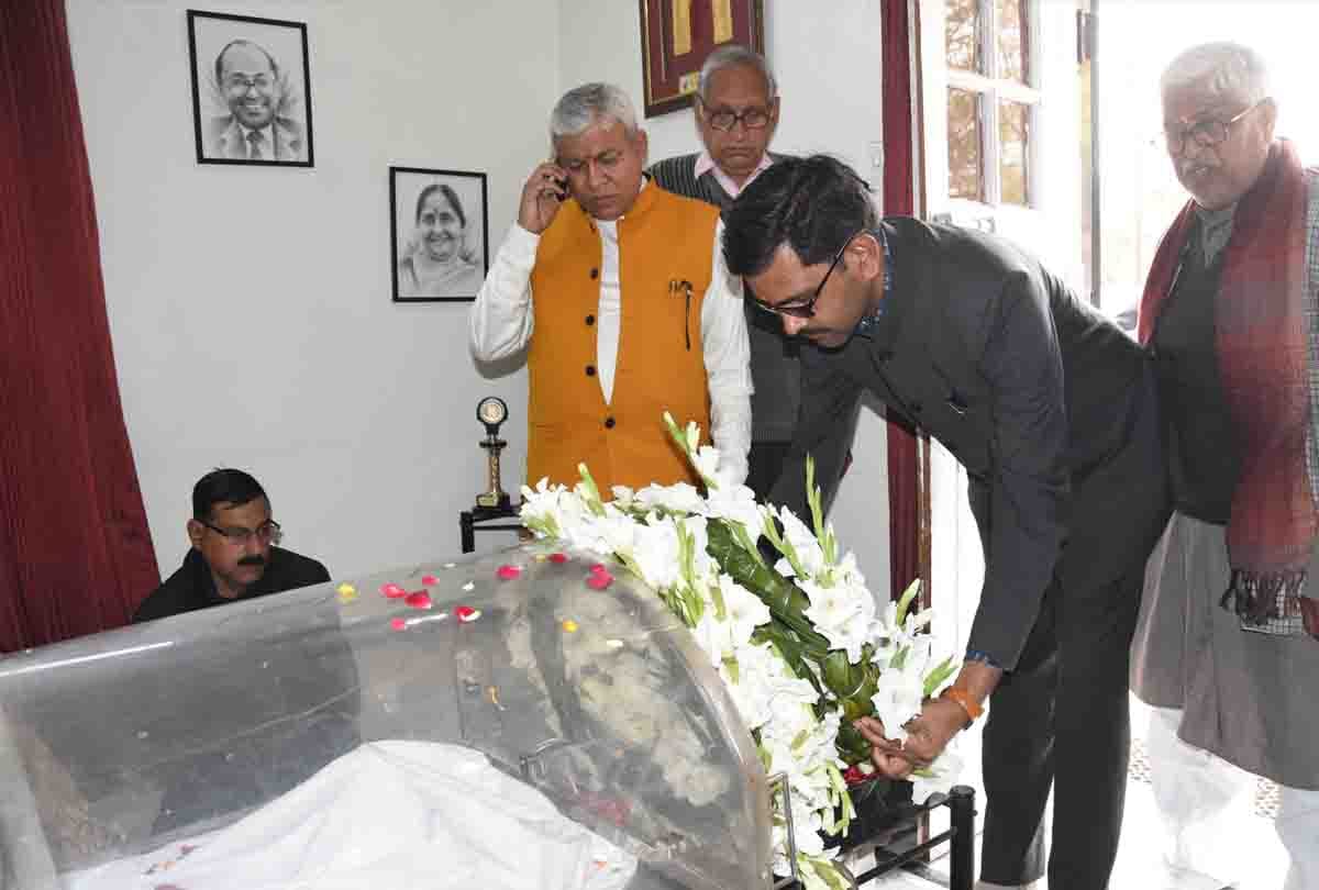 Anish, the son of Padma Shri Giriraj told that father held my and mother's hand and then calmed down