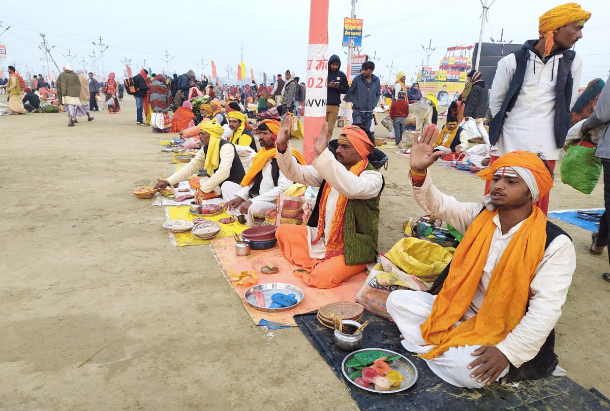 Maghi Purnima Devotees take holy dip at Sangam Prayagraj