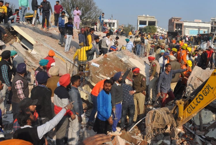 Building collapses in Punjab’s Kharar, People helped in rescue operation