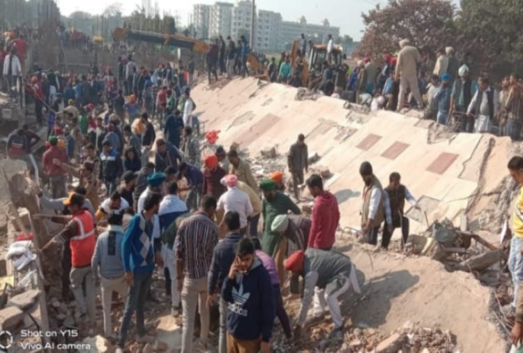 Building collapses in Punjab’s Kharar, People helped in rescue operation