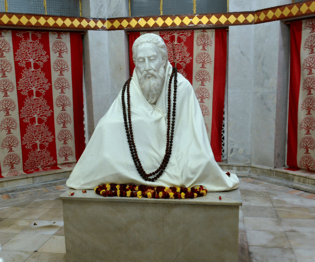 Deepen the lamp at Saint Ravidas door in varanasi