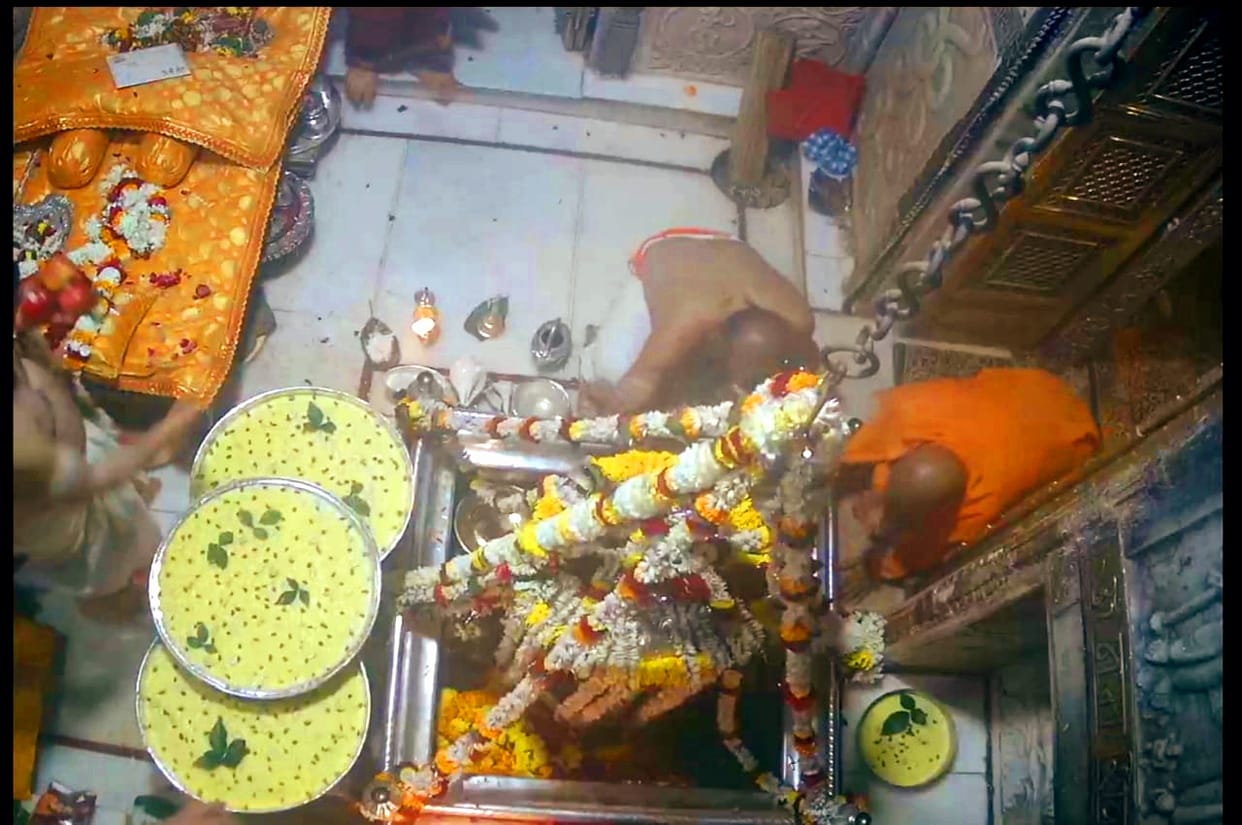 CM Yogi reached Baba Vishishwanath's court, attended Shringar and Bhog Aarti
