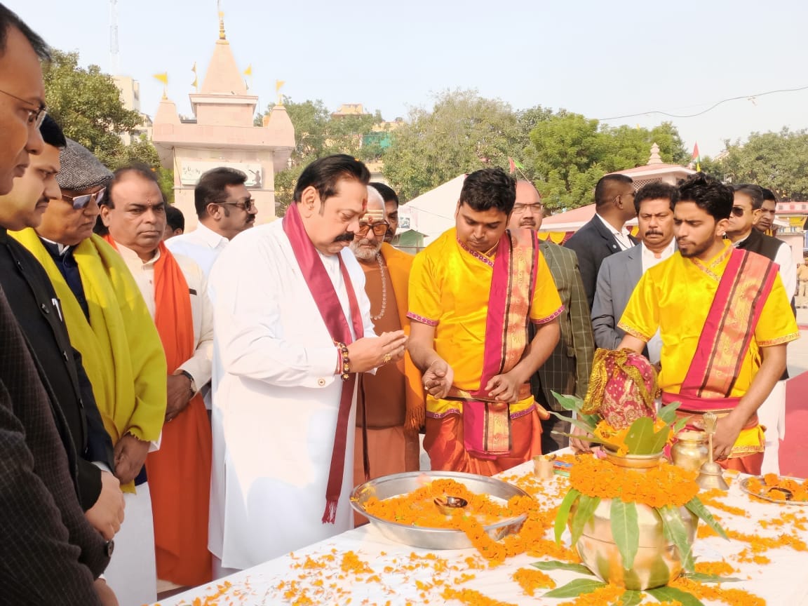 Sri Lankan PM worships Ganga, taking care of public sentiments for PM Modi on Twitter