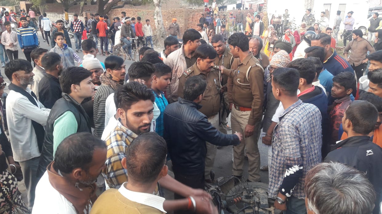 Hathras: Bike rider collides, ruckus while crossing the road