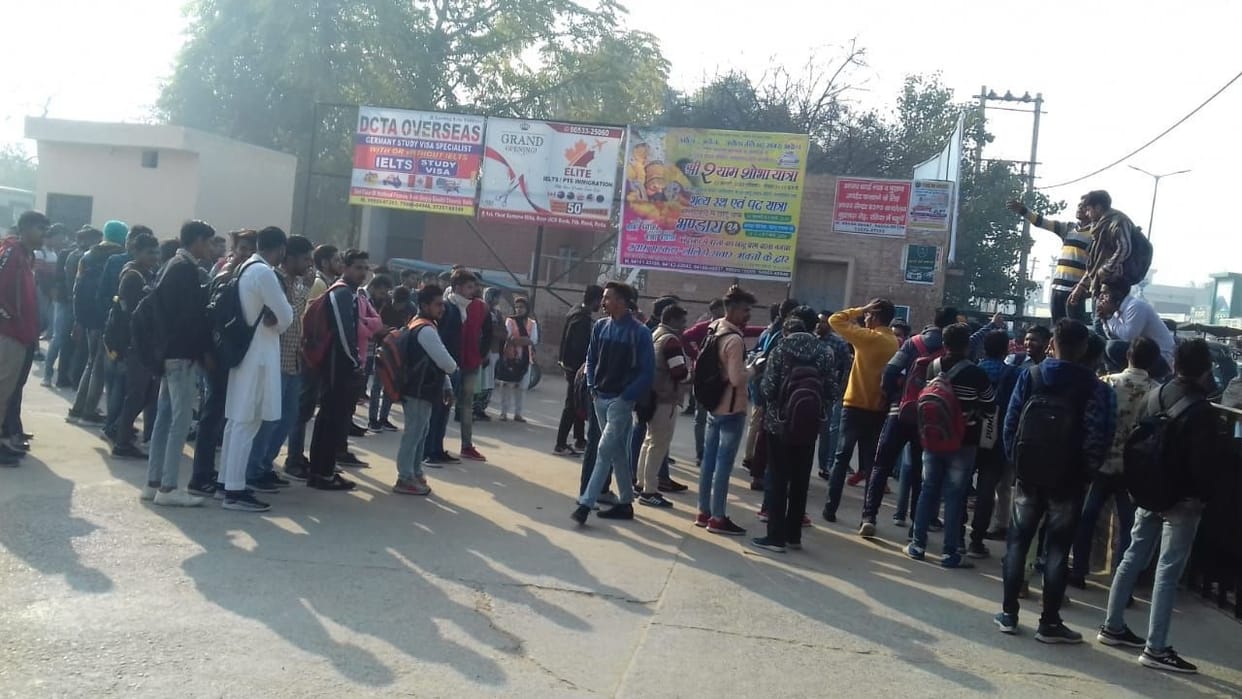 Demonstration shut down the gate of bus station due to bus problem, fatehabad