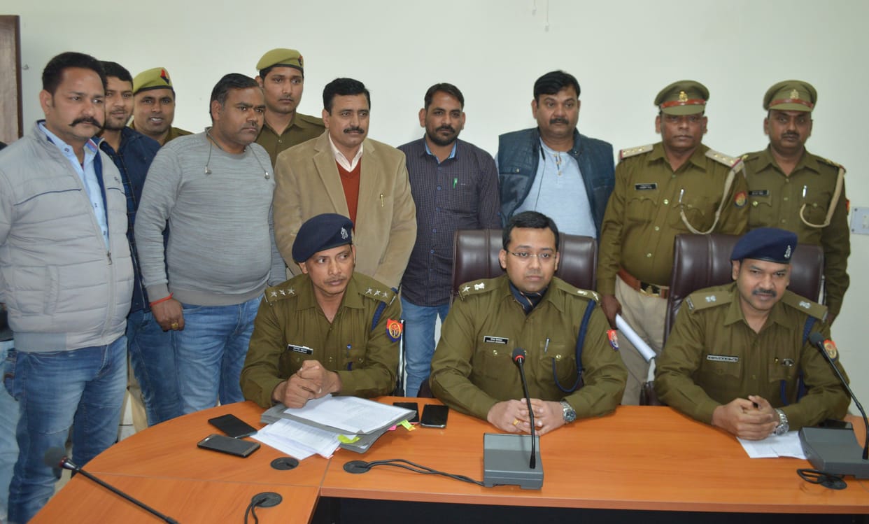 attempt to loot, firing with police, one injured
