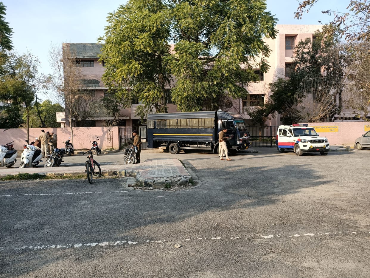Four prisoners clashed while going on muscle, fatehabad