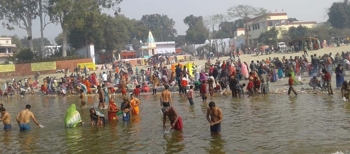 Devotees flocked to bathe Ganges on the Ghats on Maghi Purnima