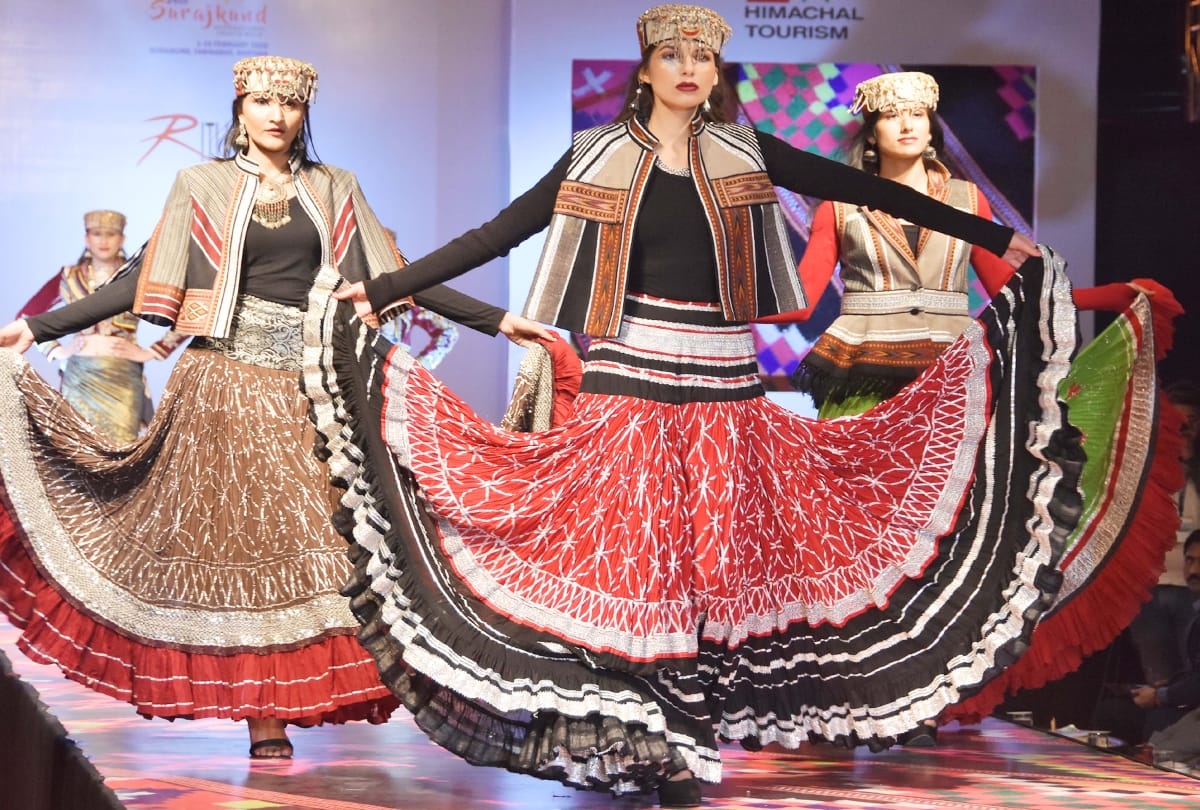 Youngsters dressed in Himachali Costumes catwalk at Surajkund fair, see stunning photos