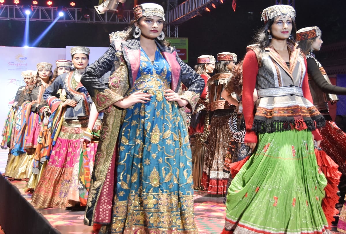 Youngsters dressed in Himachali Costumes catwalk at Surajkund fair, see stunning photos