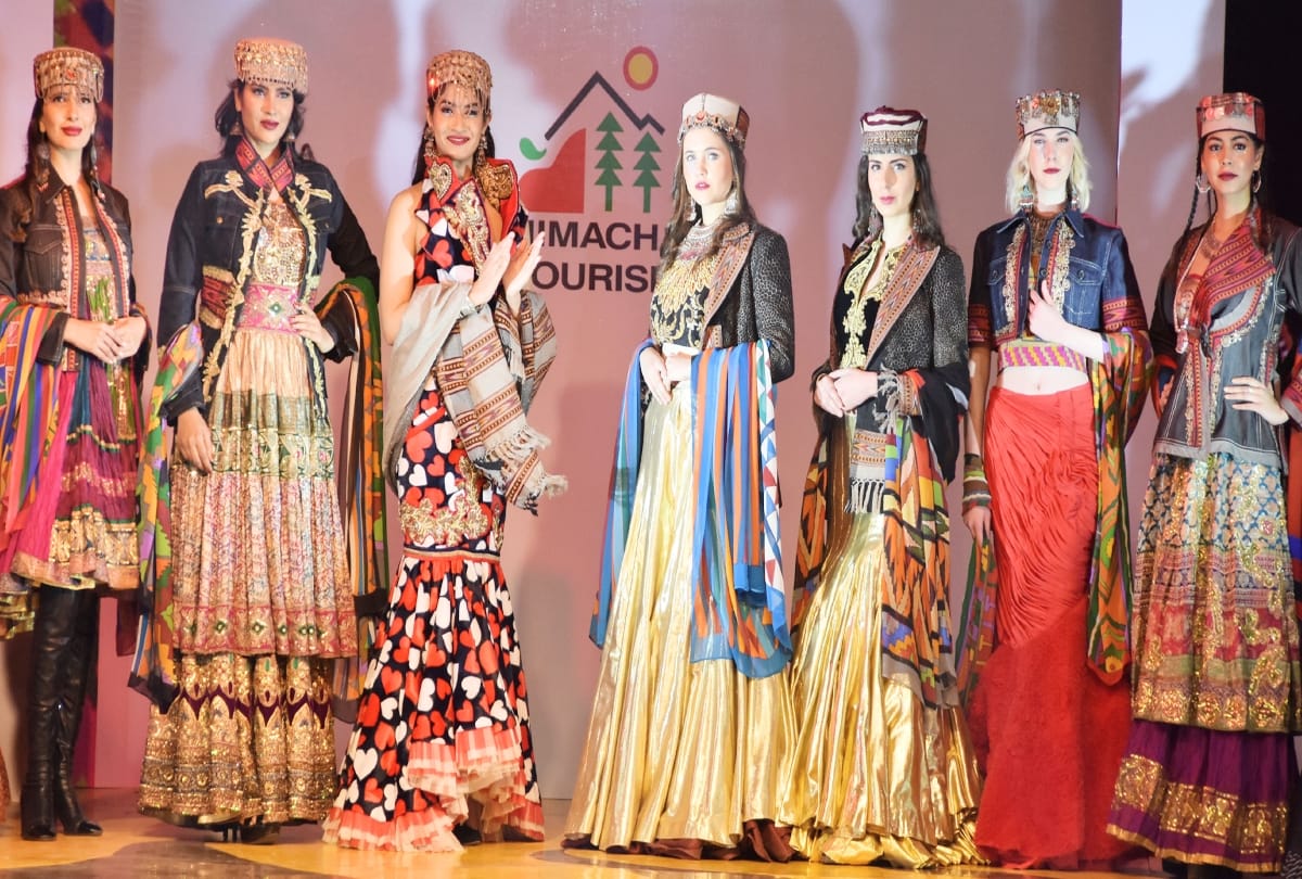 Youngsters dressed in Himachali Costumes catwalk at Surajkund fair, see stunning photos