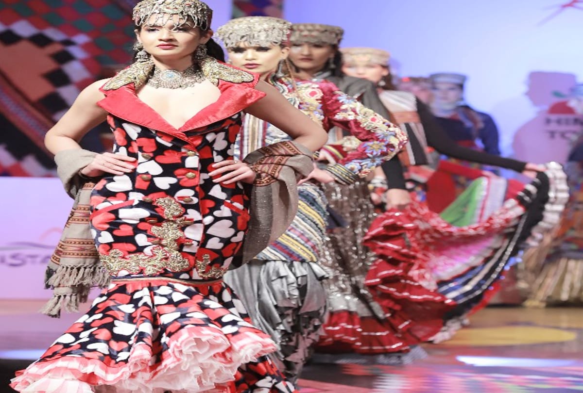 Youngsters dressed in Himachali Costumes catwalk at Surajkund fair, see stunning photos