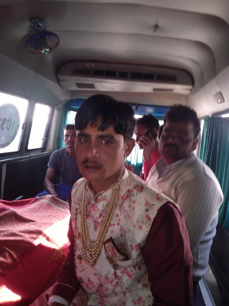 Car entered from behind in dumper, bride and groom injured