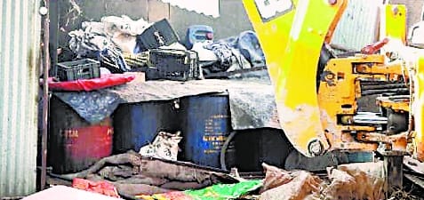 Illegal shops broken in Delapir Mandi, 'drum bearers' come out