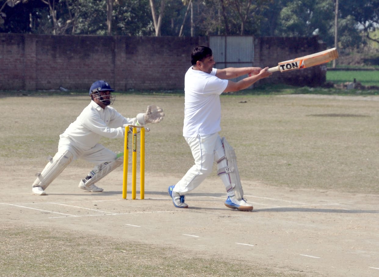 Officials beat traders by 30 runs