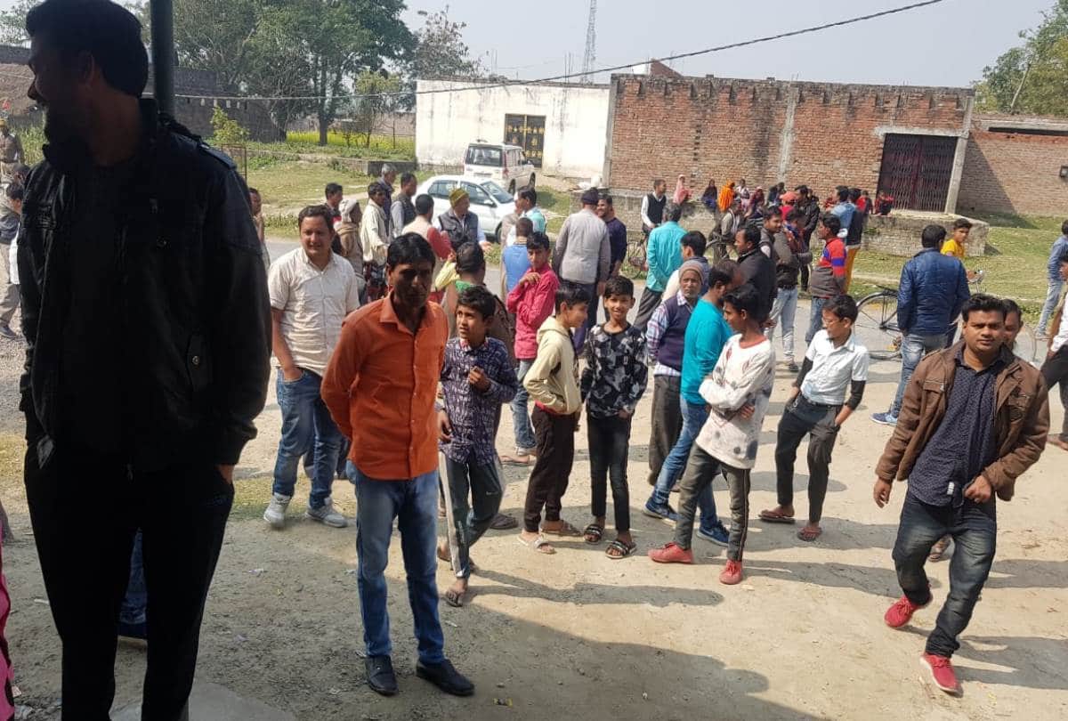 loot with a operator of customer service center of allahabad bank in gonda