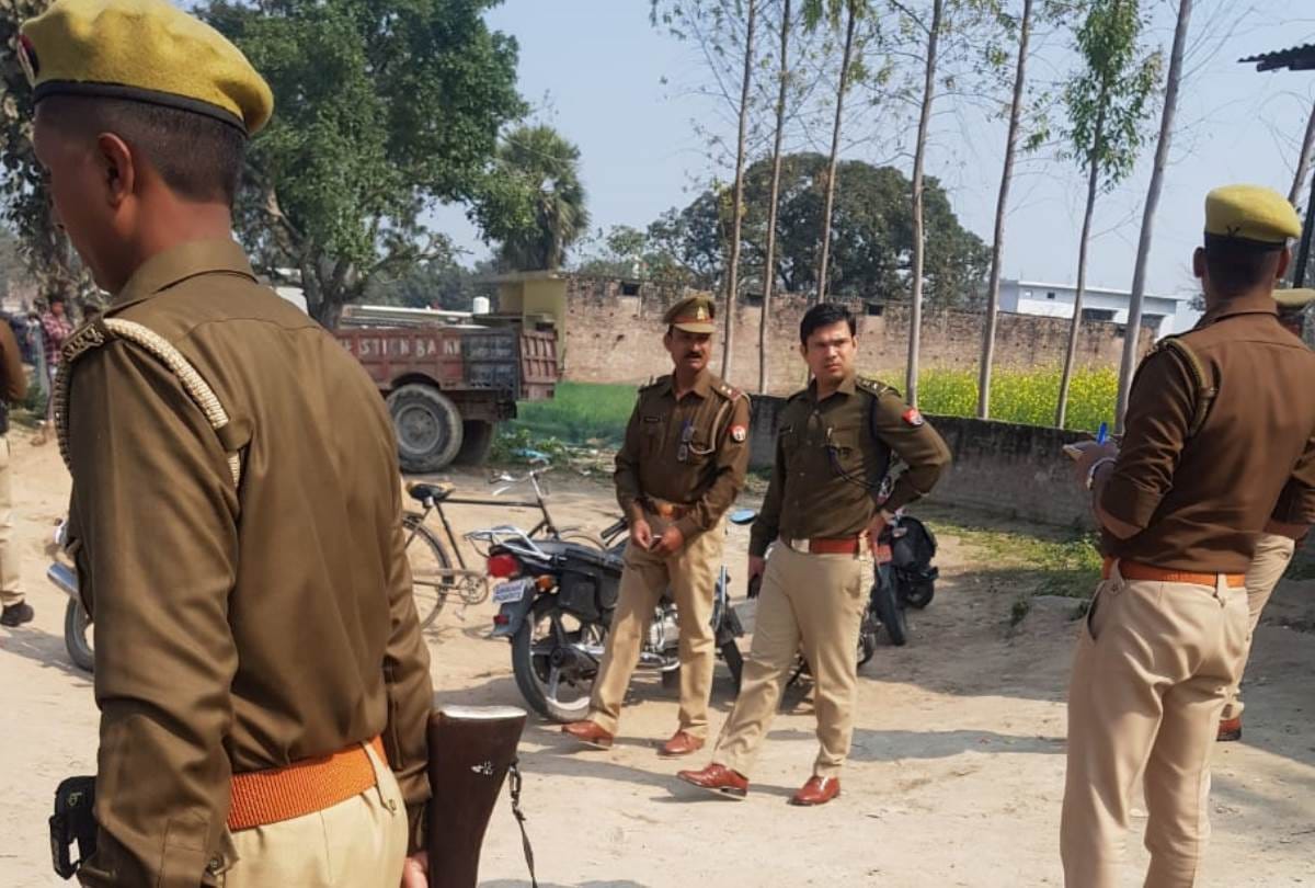 loot with a operator of customer service center of allahabad bank in gonda