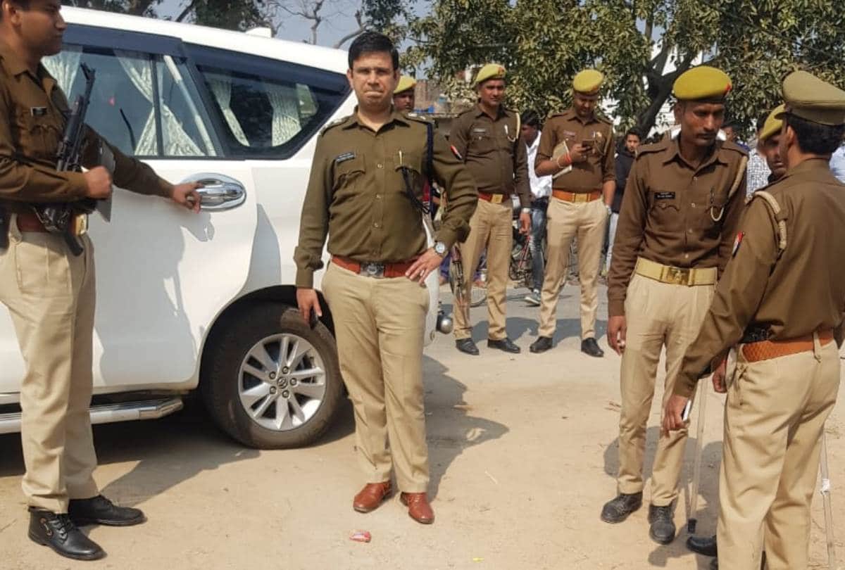 loot with a operator of customer service center of allahabad bank in gonda