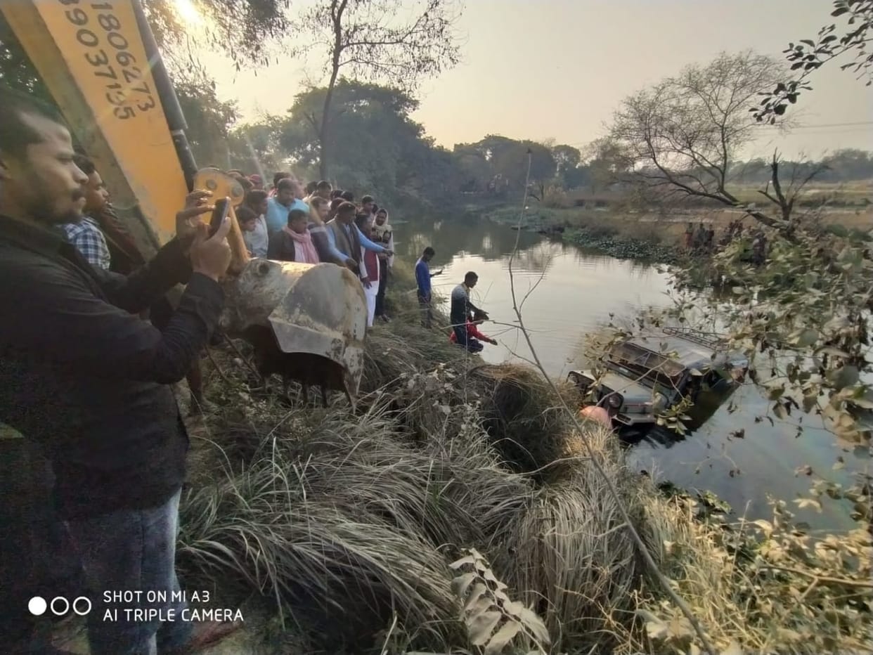 jeep fall down in pokhari in mau 13 people injured